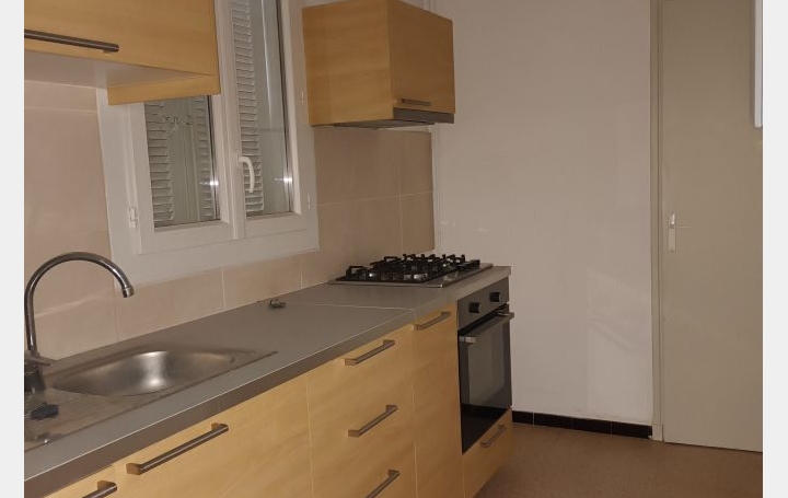 Appartement P2   NIMES  50 m2 573 € 